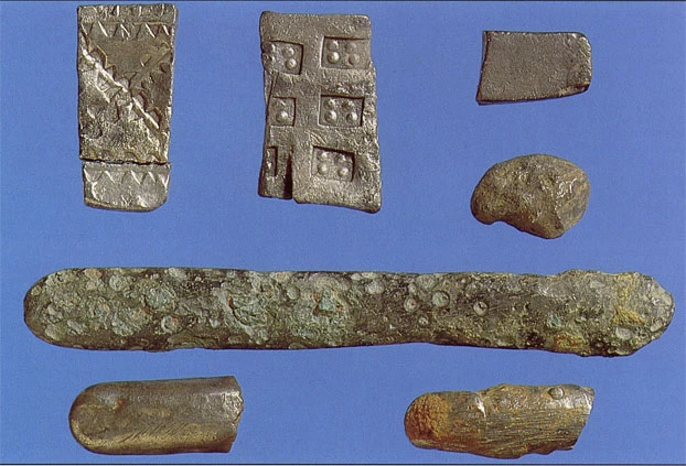 Darnau o ingotau arian a breichdorchau o'r 10fed ganrif