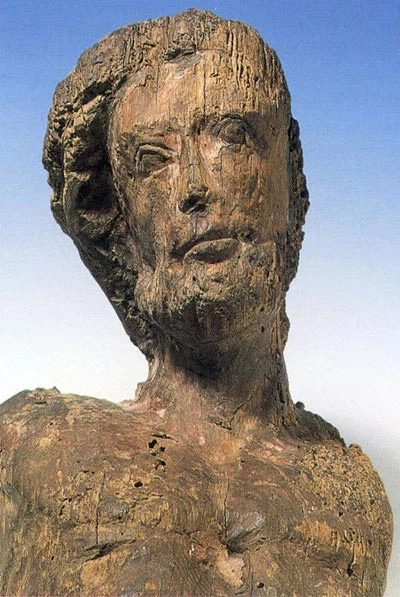 Manylyn o ben ffigwr y groes.