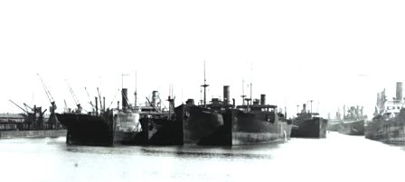 Cyfnod y dirwasgiad. Llongau segur yn nociau Caerdydd tua 1930.