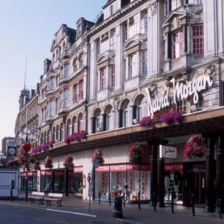 Siop adrannol David Morgan a agorodd yng Nghaerdydd ym 1879. Bu'r siop yn gefn mawr i Gwmni Dodrefn Bryn-mawr rhwng 1932 a 1940. Ar ôl masnachu am gyfnod o  125 o flynyddoedd, gwerthwyd David Morgan Cyf. yn 2004.