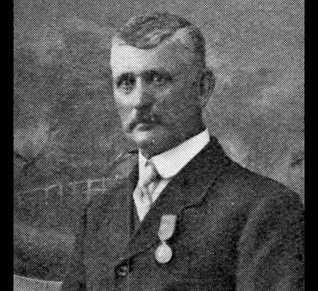 James Dally, yn gwisgo Medal Edward. Daw'r llun o Great Western Railway Magazine, Medi 1915.