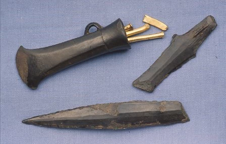 Y celc o arteffactau'r Oes Efydd a ddarganfuwyd gan ddatguddwyr metel ger Wrecsam.