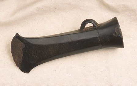 Y fwyell efydd yr oedd ei soced yn cynnwys darnau o ddwy neu ragor o freichledau aur.