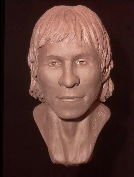 Wyneb claddedigaeth 5 ar ôl ei ail-greu.