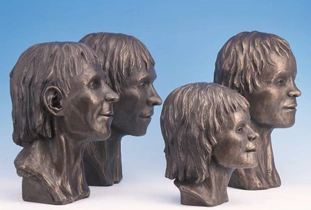 Pedwar o'r pum wyneb o Lanbedr-goch wedi eu castio mewn pres.