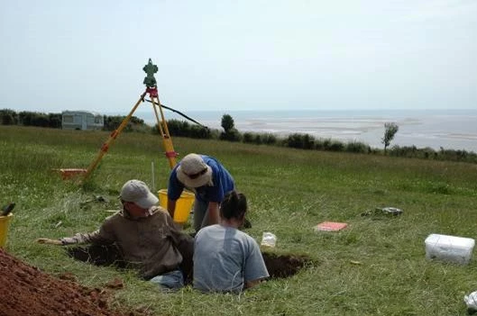 Aelodau CHS Cymru, Amgueddfa Cymru ac Ymddiriedolaeth Archaeoleg Dyfed yn cloddio yn Llanismel yn Sir Gaerfyrddin yn y man y canfuwyd celc o’r Oes Efydd.