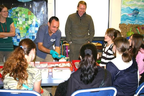Cydlynydd Canfyddiadau CHS Cymru yn esbonio pwysigrwydd arteffactau archaeolegol i ddisgyblion o Aberdâr,  Rhondda Cynon Taf.