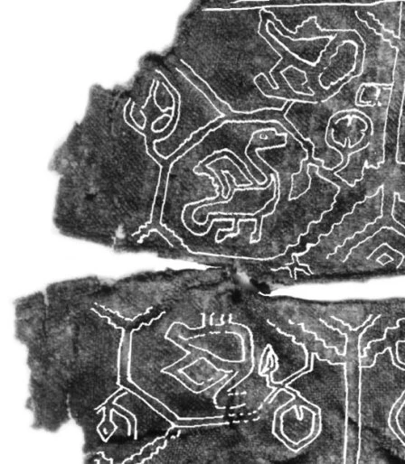 Rhan o'r addurn sydd wedi'i gadw ar wyneb y gweolyn, yn dangos grŵp o adar o fewn ffrâm o winwydd.