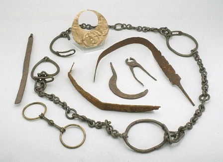 Detholiad o waith metel