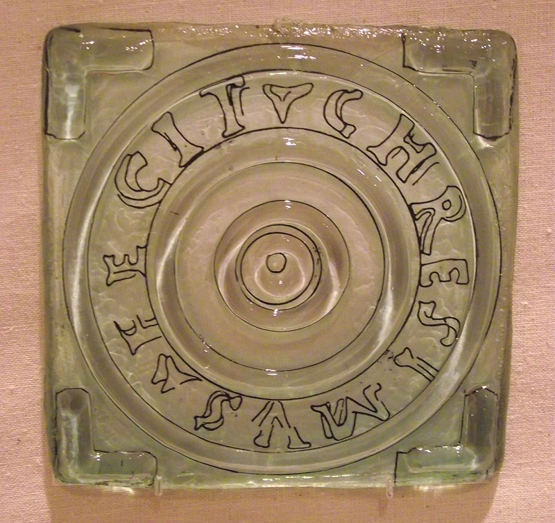 Potel wydr gyda stamp gwneuthurwr arni a dynnodd sylw Penny. 