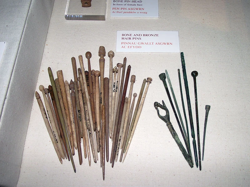 Doedd Rachel yn methu dewis un ffefryn! Roedd hi’n hoffi’r potiau, y gemfeini, y mosaig a’r gemwaith.