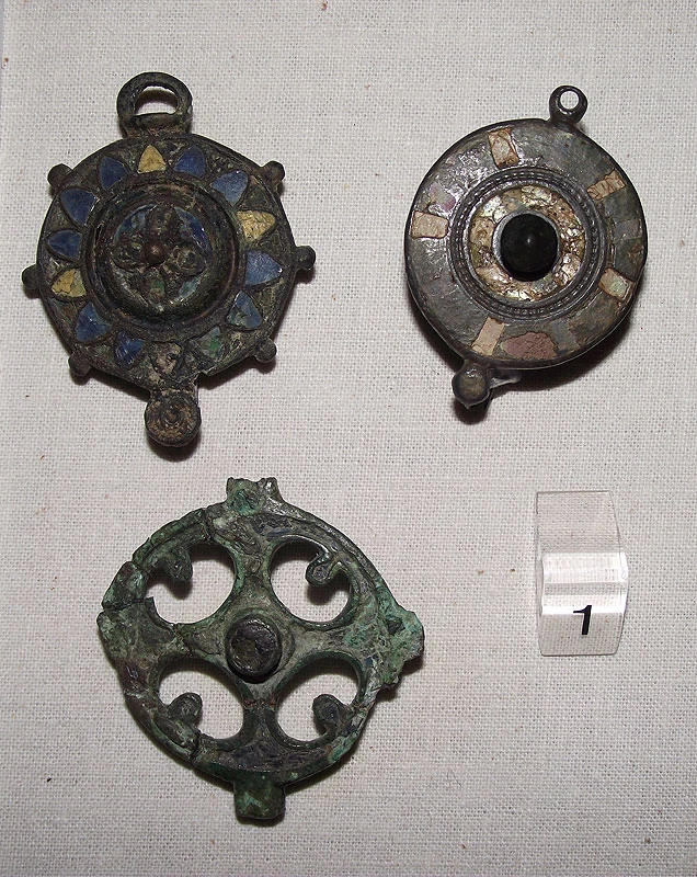 Doedd Rachel yn methu dewis un ffefryn! Roedd hi’n hoffi’r potiau, y gemfeini, y mosaig a’r gemwaith.