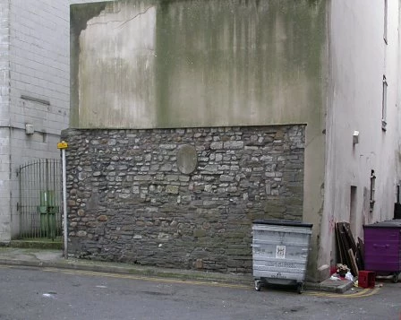 Mur y dref ganoloesol, Caerdydd. Yn anffodus, dyma'r darn gorau o furiau tref Caerdydd sy'n dal i sefyll. Mae'r mur wedi ei guddio y tu ôl i'r siopau mawr ar Heol y Frenhines.