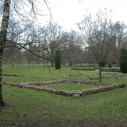 Olion Tŷ'r Brodyr Duon, Caerdydd, yng Nghae Cooper wrth ymyl y castell.