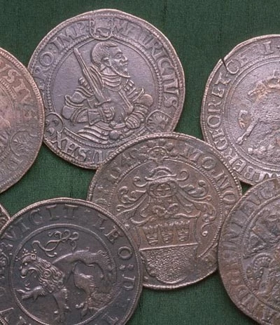 Talers: darnau arian mawr, a wnaed o arian, o'r Almaen.