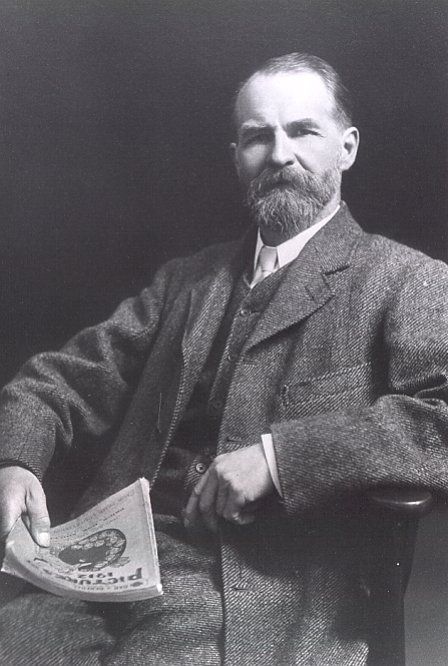 John Ward, Curadur Amgueddfa ac Oriel Gelf Caerdydd (1893-1912) a Cheidwad Archaeoleg cyntaf Amgueddfa Genedlaethol Cymru  (1912-14).