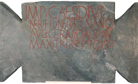 Arysgrif o'r porth de-ddwyreiniol.