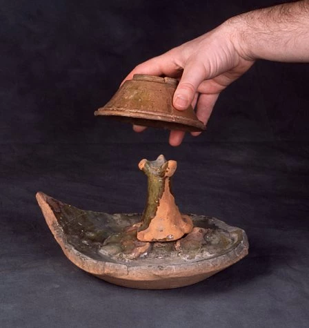 Darlun i ddangos sut y taniwyd llestri gwydrog gwyrdd.