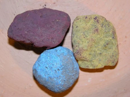 Wrth gloddio caer Rufeinig Caerllion, 10km (6 milltir) o Gaer-went, darganfuwyd amrywiaeth o bigmentau gwreiddiol.