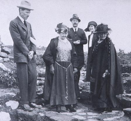 R. E. M. Wheeler yng nghwmni'r Foneddiges Lloyd George (de pellaf) yn Segontium ym 1922. Llun © Casgliad preifat.