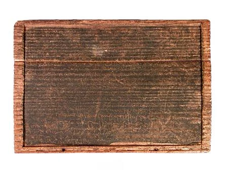 'Tudalen' gyntaf ewyllys Rufeinig a ddarganfuwyd ger Trawsfynydd yn y 19g. Mae nodyn o ganol y 19g. yn nodi bod y tabled eisoes wedi'i dorri yn ei hanner.