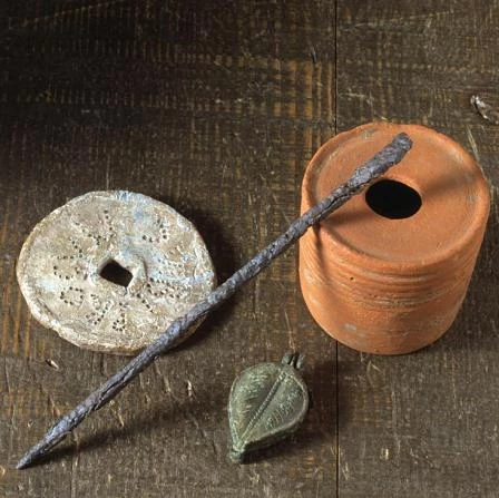 Pot inc crochenwaith, ysgrifbin haearn i ysgrifennu ar dabledi cwyrog, blwch sêl a marciwr eiddo plwm.