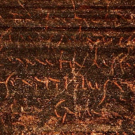 Manylyn o'r tabled yn datgelu'r ysgrifen Rufeinig sydd wedi'i chadw ar ei wyneb.