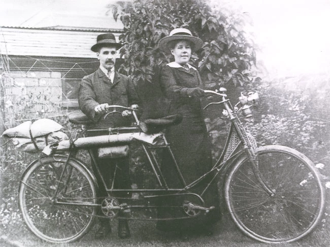 Pâr o Gaerdydd ar feic tandem gyda'r fenyw ar y blaen. Roedd y dyn, a oedd yn diwniwr pianos, yn ddall.