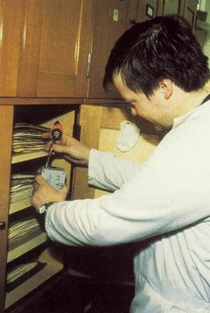 Gwneud profion i ganfod lefelau anwedd arian byw yng nghypyrddau'r llysieufa