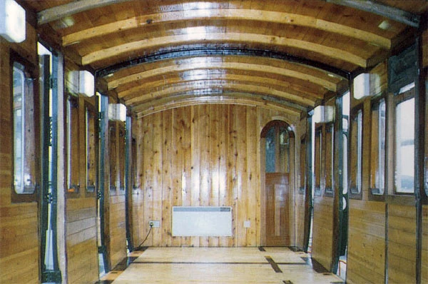 Y tu mewn i brif ran y cerbyd 