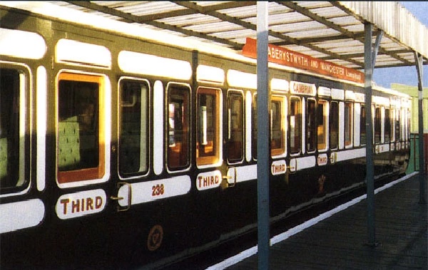 Y cerbyd wedi'i gwblhau 