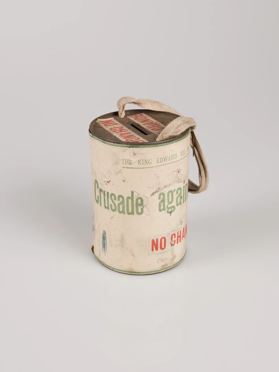 Blwch casglu gyda label papur gyda'r geiriau 'Crusade Against Consumption' arno. Er budd Cymdeithas Goffa Genedlaethol y Brenin Edward VII, Gorffennaf 1914.