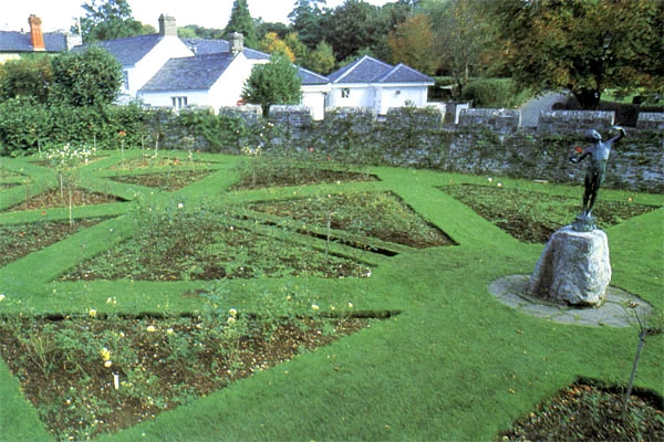 Cynllun yr Amgueddfa ym 1951 a cherflun 'Joyance'