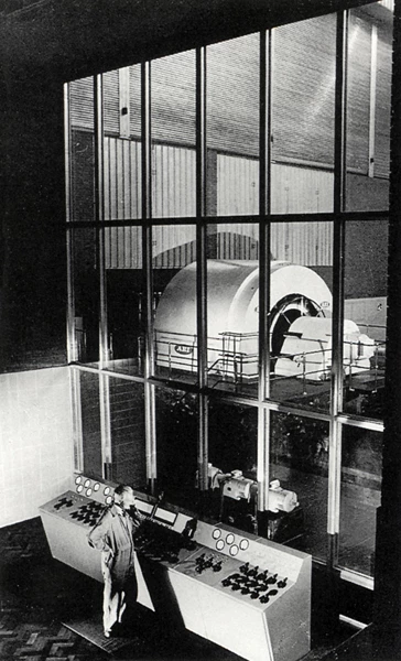 Llun a dynnwyd gan Walter Nurnberg yng Ngwaith Alwminiwm y Tŷ Du, Gwent