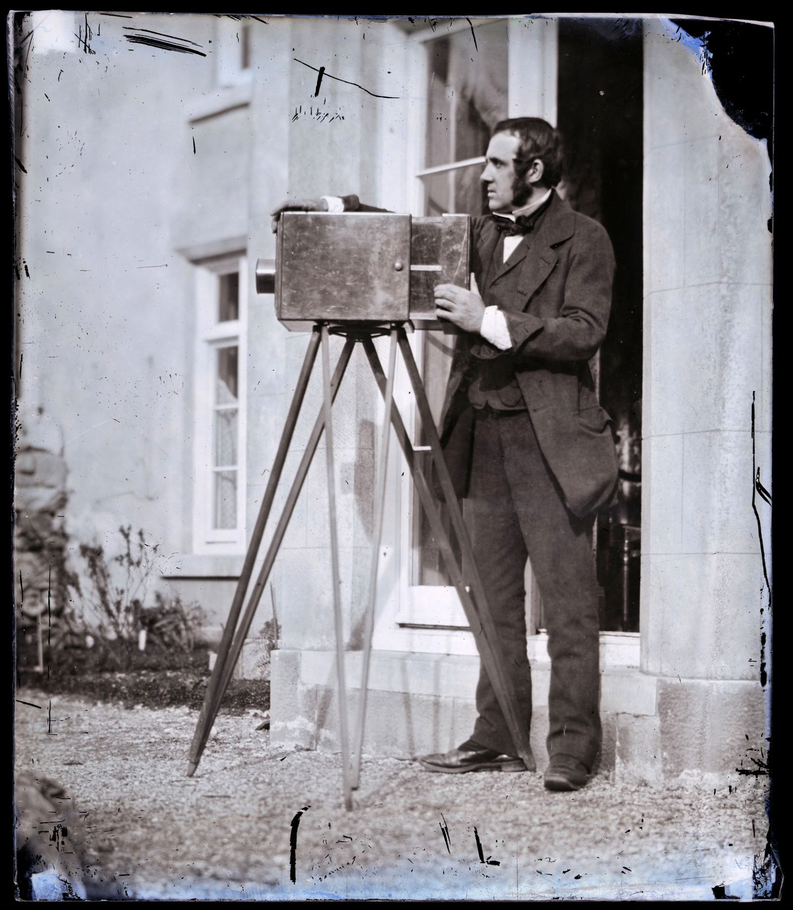 Negatif gwydr colodion yn dangos John gyda’i gamera caloteip ym 1853