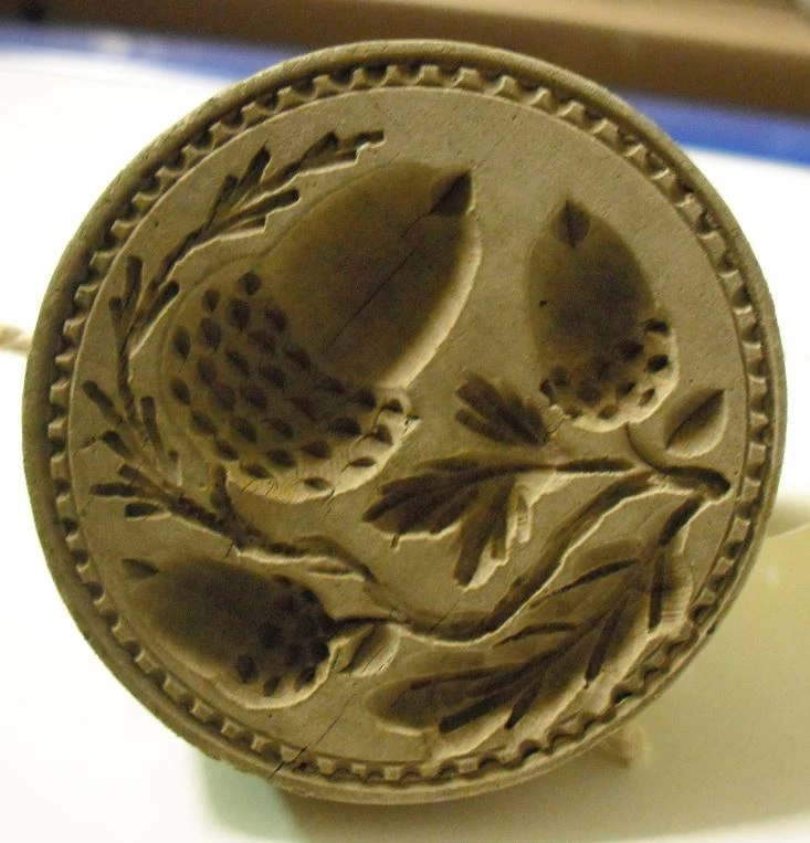 Print menyn gyda patrwm dail derwen a mês