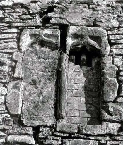 Ffenestr garreg fylinog o'r Oesoedd Canol a ssaeth i'r amlwg o dan haenau o wyngalch a rendr yn ystod y broses o ddatgymalu'r eglwys