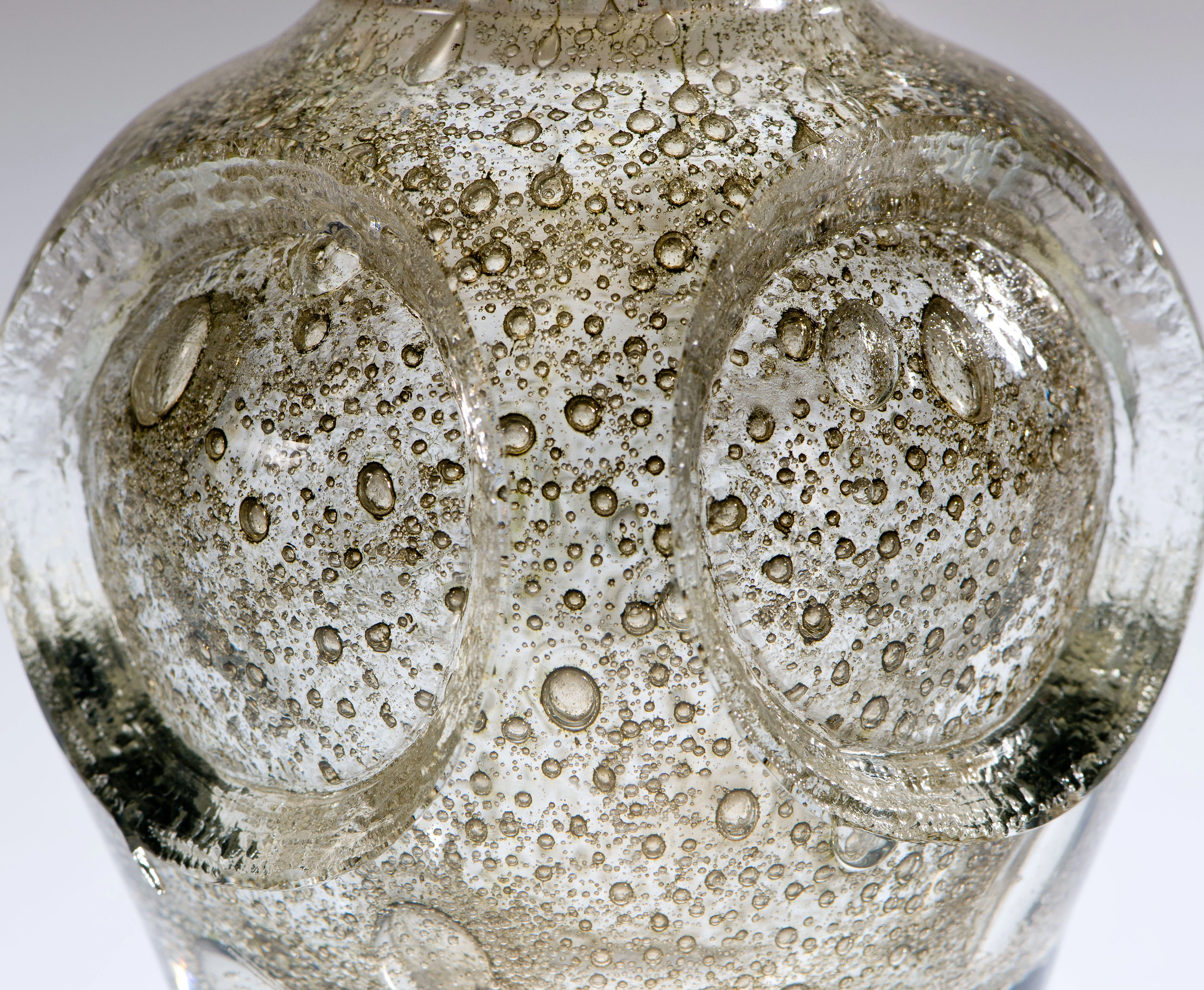 Manylyn potel, 1929, gwydr â swigod ac ysgythriad asid. (DA008203_05)