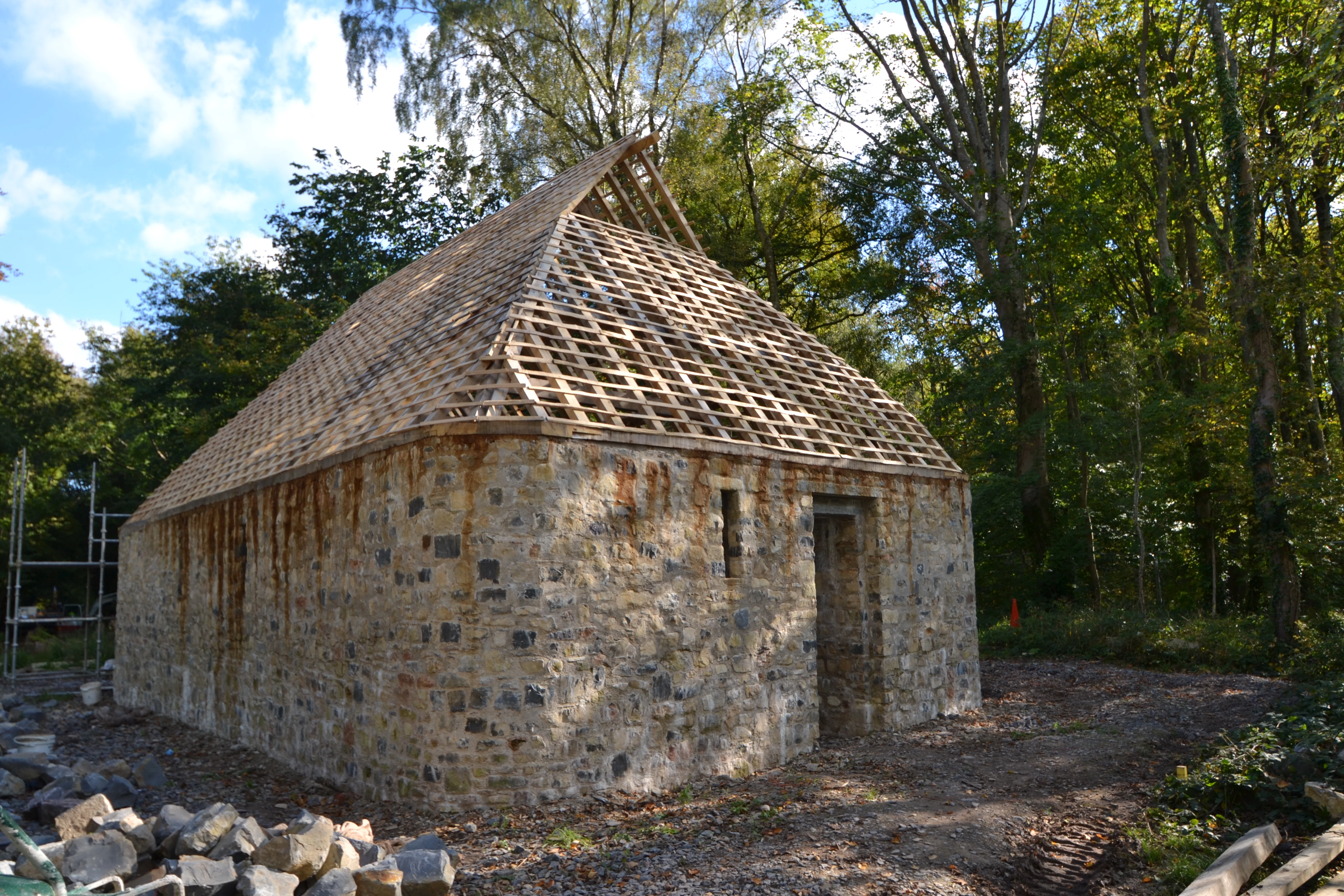 Golygfa or neuadd garreg yn aros yw doi gyda gwellt.
