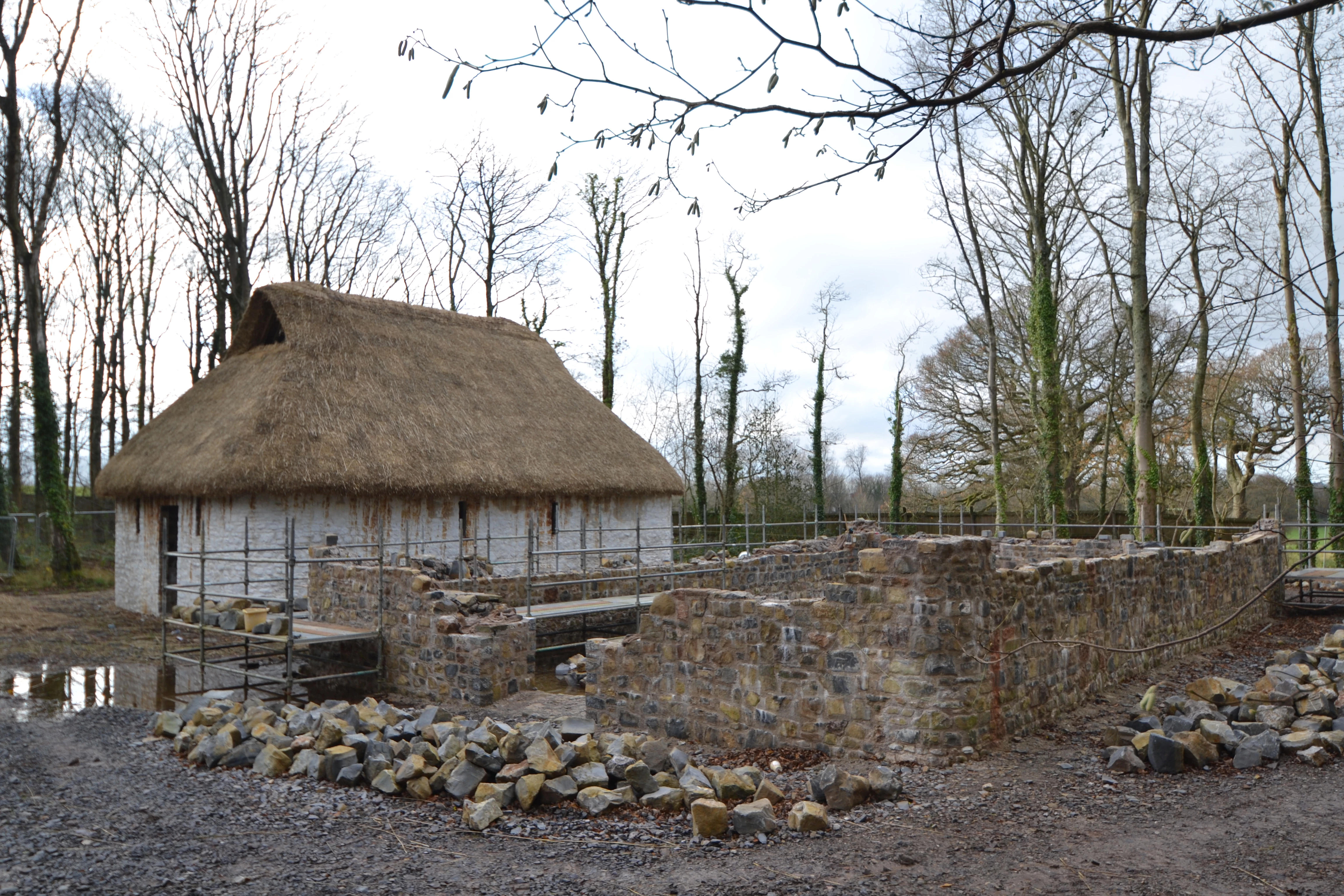 Golygfa o'r brif neuadd anorffenedig, gyda'r neuadd llai yn y cefndir.