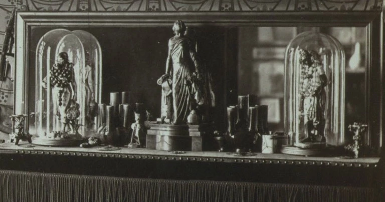 Manylyn swyddfa William Burges, 15 Buckingham Street, 1876 © Victoria and Albert Museum, London