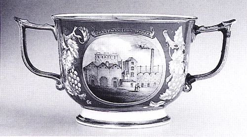 Cwpan tsieni asgwrn gyda darlun gwaith haearn Pentwyn, tua 1835