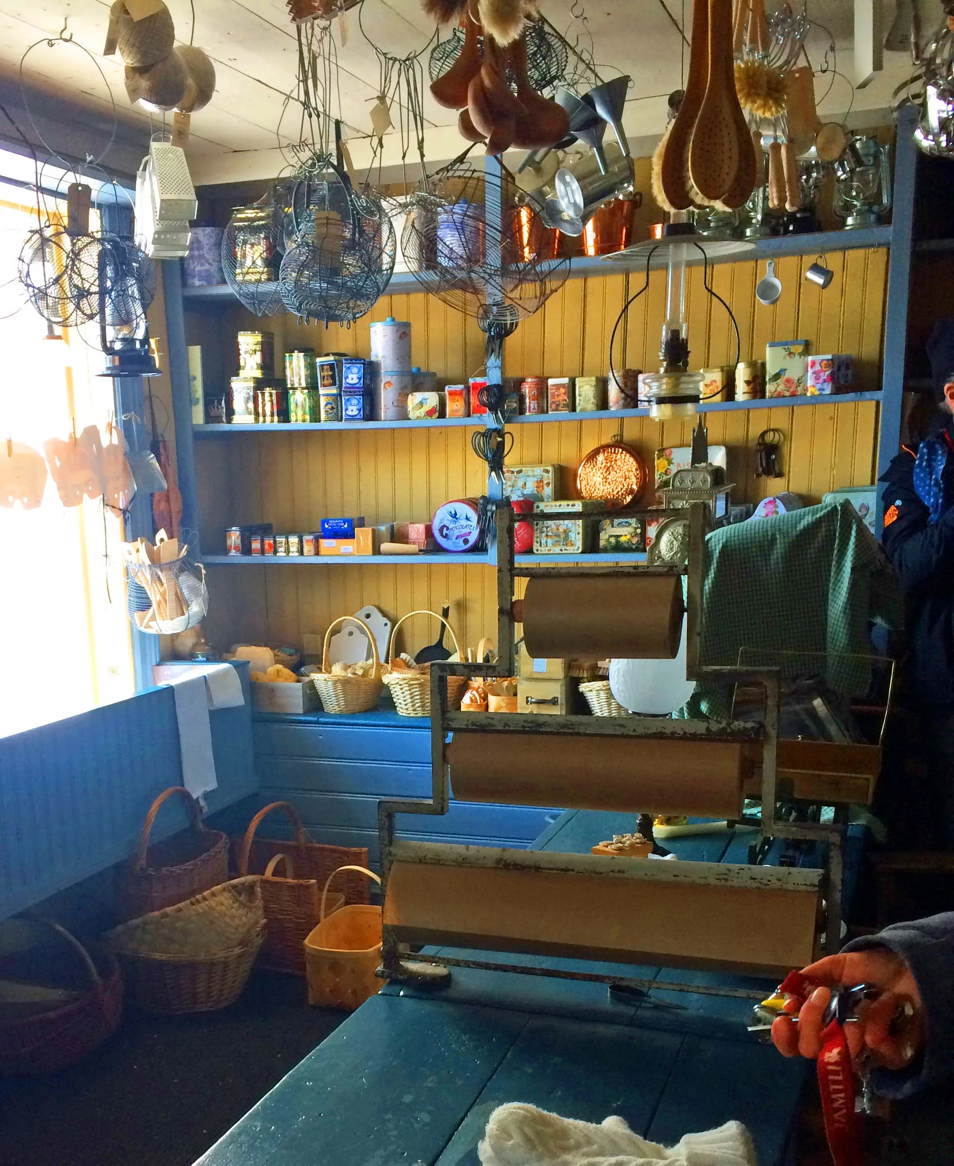 Daliwr papur brown gyda 3 rholyn yn Amgueddfa Jamtli