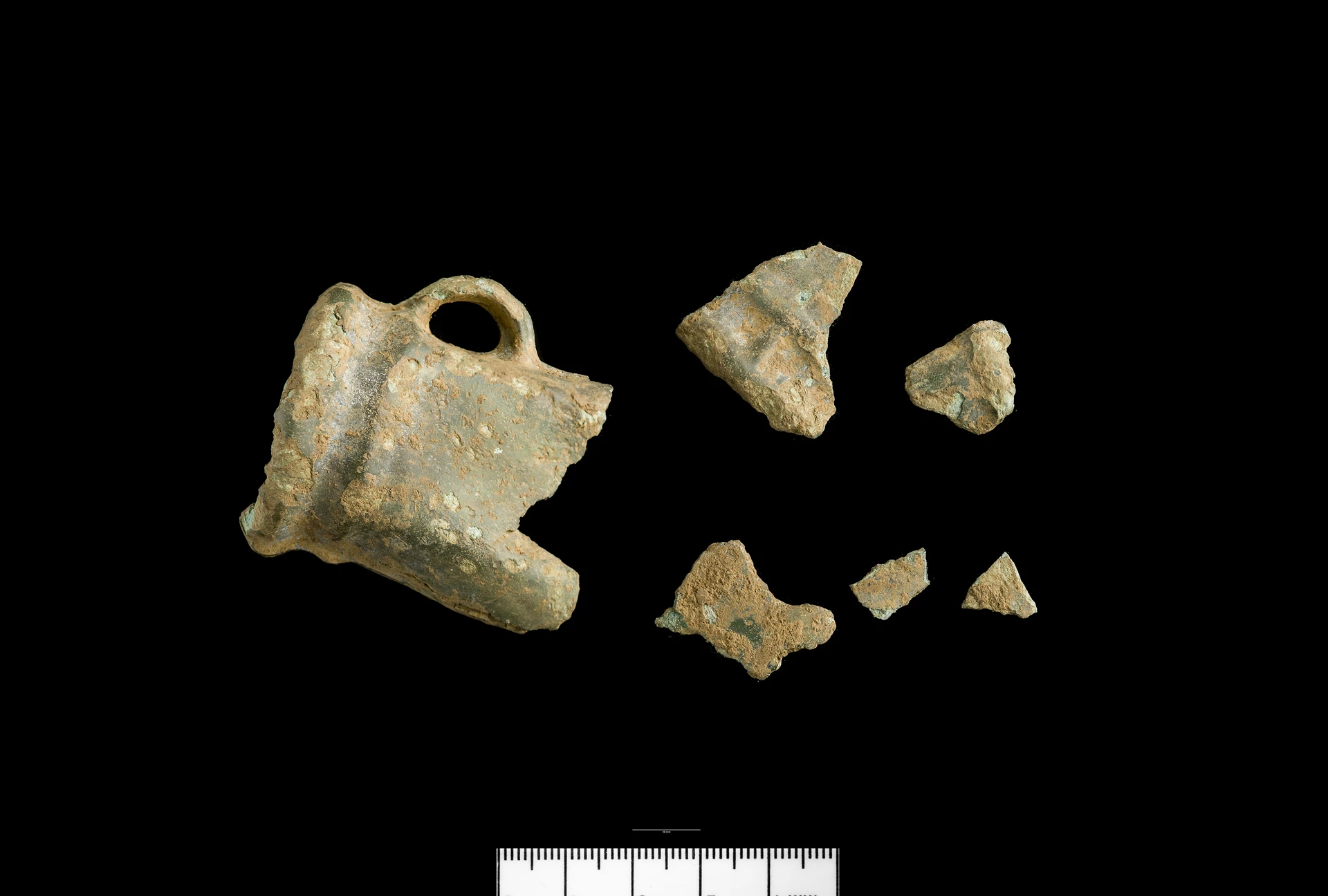 Daethpwyd o hyd i un fwyell wedi torri, a llawer o ddarnau llai.