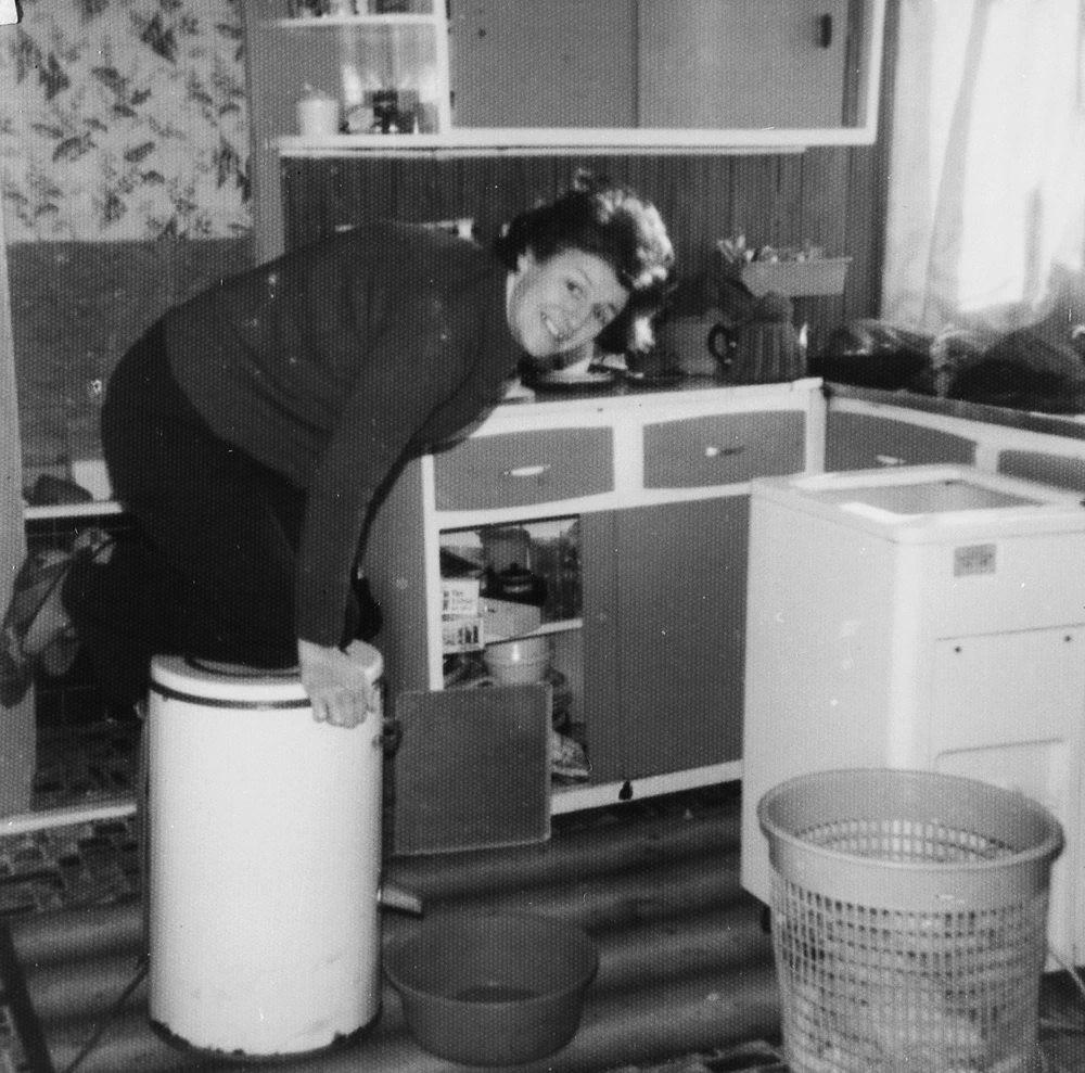 Mrs.Evelyn Potter, Ffynnon Daf yn rheoli'r sych-dröellwr trydan gan benlinio ar ei ben yn yr 1970au. 