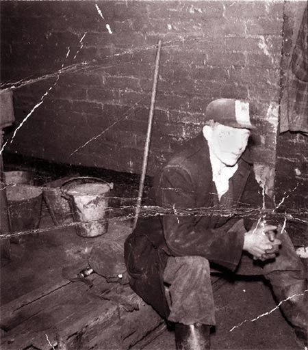 George Evans yn aros i ddechrau ei shifft yng nglofa Banwen