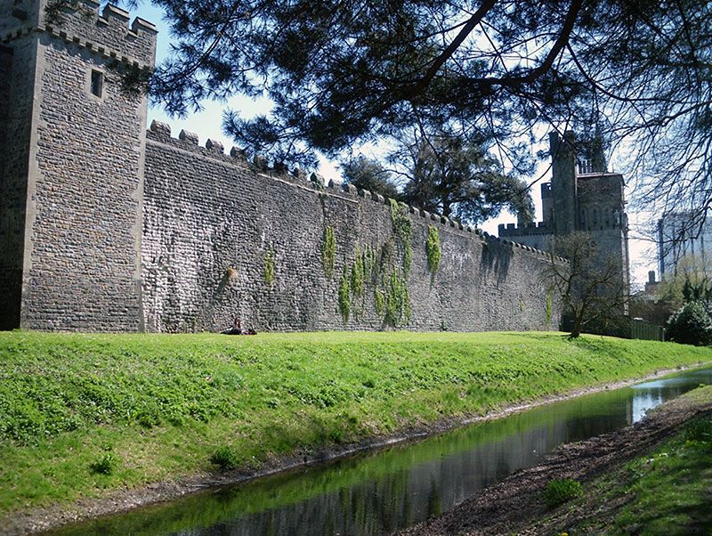 Mur gorllewinol y castell. Yn y bôn, wal y castell Normanaidd yw’r darn rhwng y tyrau.