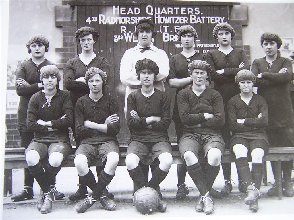 Tîm pêl-droed Llanelli Ladies FC, 1921.