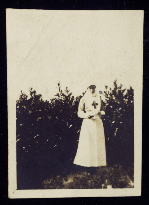 Elizabeth Radcliffe yng ngwisg y Groes Goch Brydeinig, tua 1916-19. Casgliad preifat.