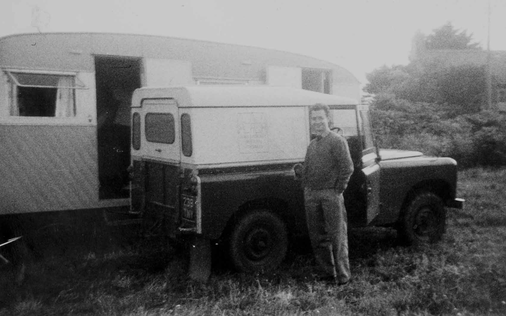 Roy Saer, gyda Land Rover a charafan yr Amgueddfa ar daith gwaith maes yn Llanbedrog, sir Gaernarfon, Gorffennaf 1964.